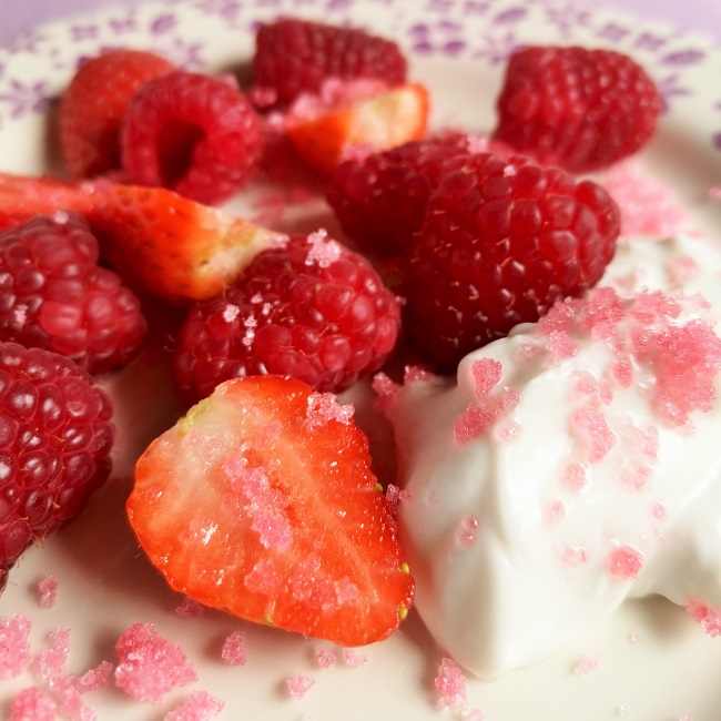 Close-up_of_strawberries_and_raspberries_dusted_with_homemade_raspberry_and_rsoe_sugar