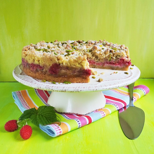 Fresh_raspberry_and_pistachio_nut_cake_with_crumble_top
