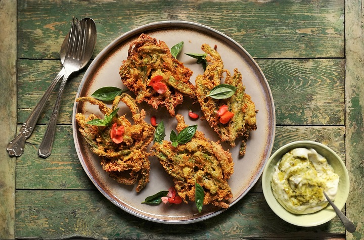 Overhead_image_of_runner_bean_fritters_and_a_bowl_of_pesto_mayonnaise