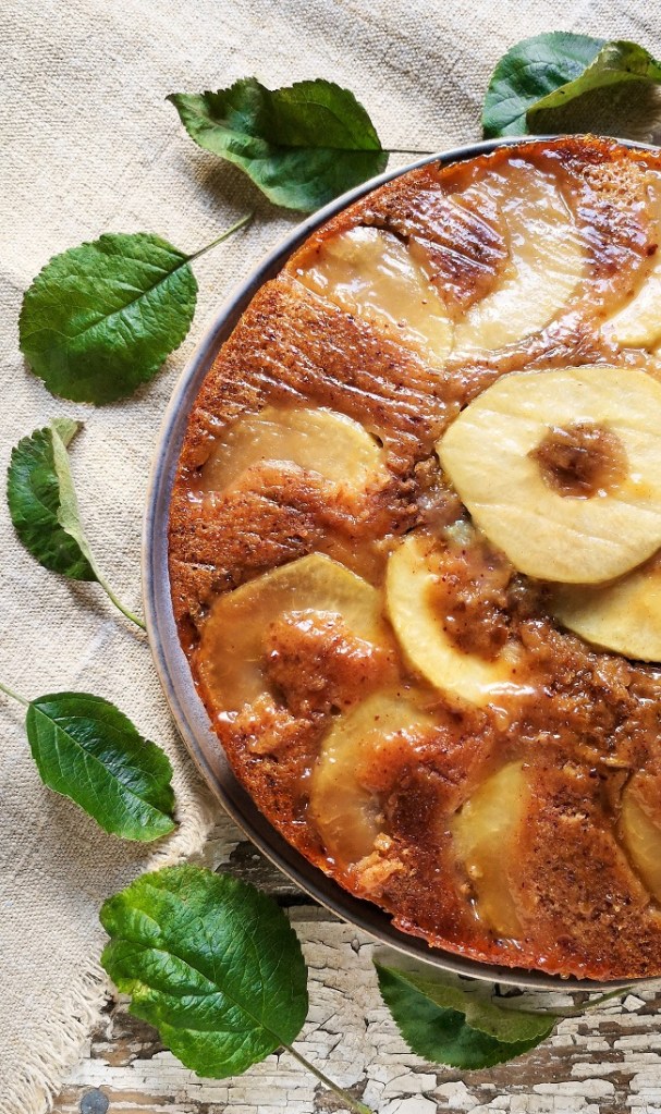Upside_down_apple_cake_with_apple_leaves