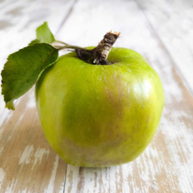 Single_Lord_Derby_cooking_apple_with_leaf