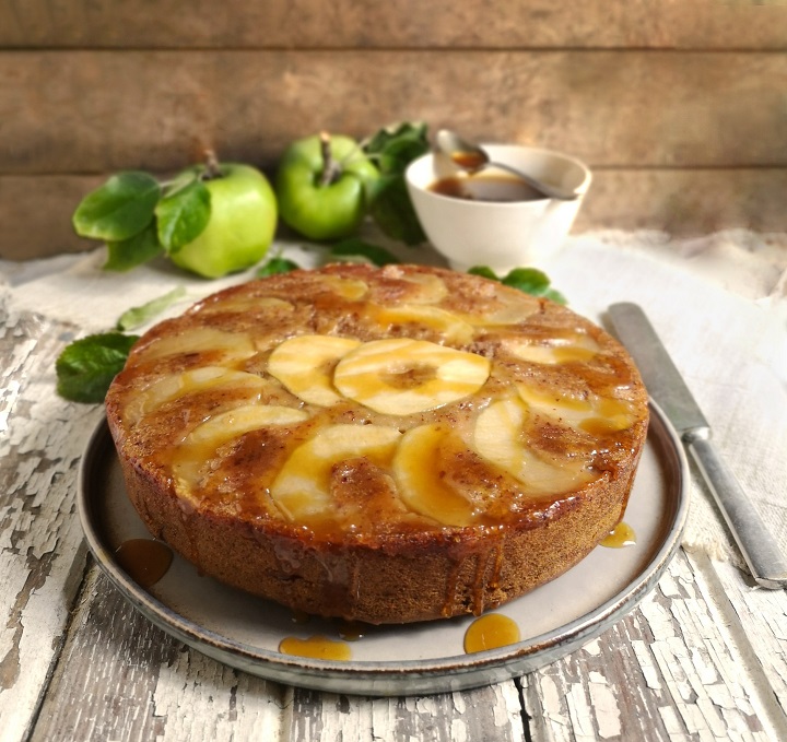 Toffee_apple_upside_down_cake_with_toffee_sauce