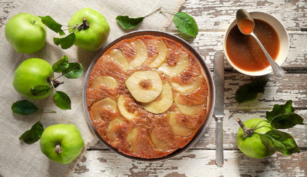 Overhead_image_of_toffee_apple_upside_down_cake