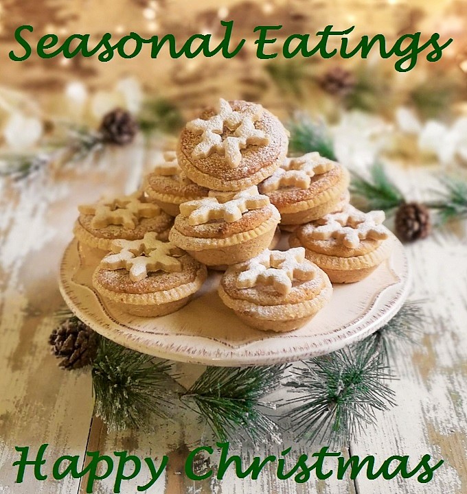 Pile_of_almond_topped_mince_pies_with_festive_greetings