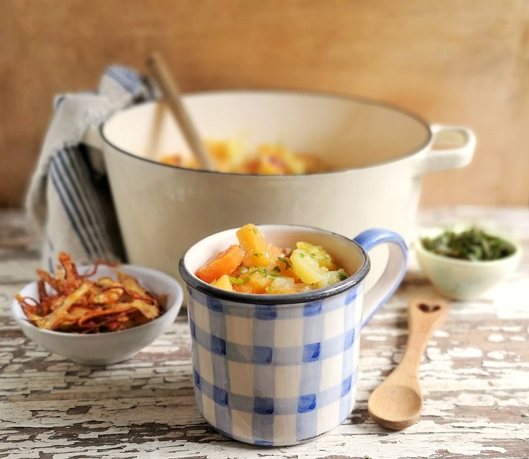 Large_pot_and_mug_of_mixed_root_vegetable_stovies