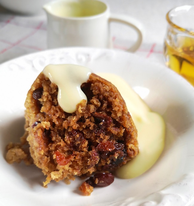 Portion_of_clootie_dumpling_with_custard_and_a_wee_dram