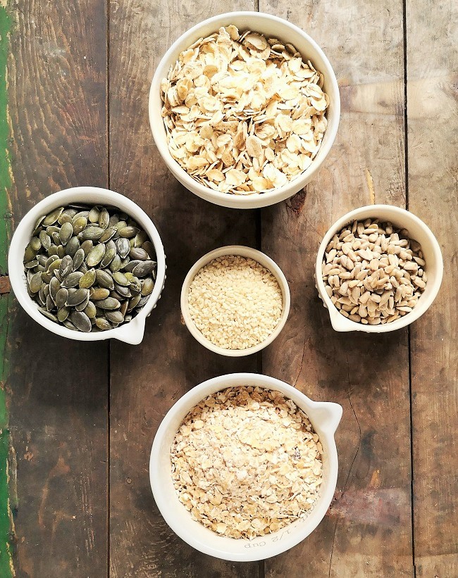 5_bowls_containing_different_oats_and_seeds