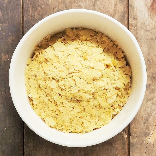 Small_bow_of_yeast_flakes