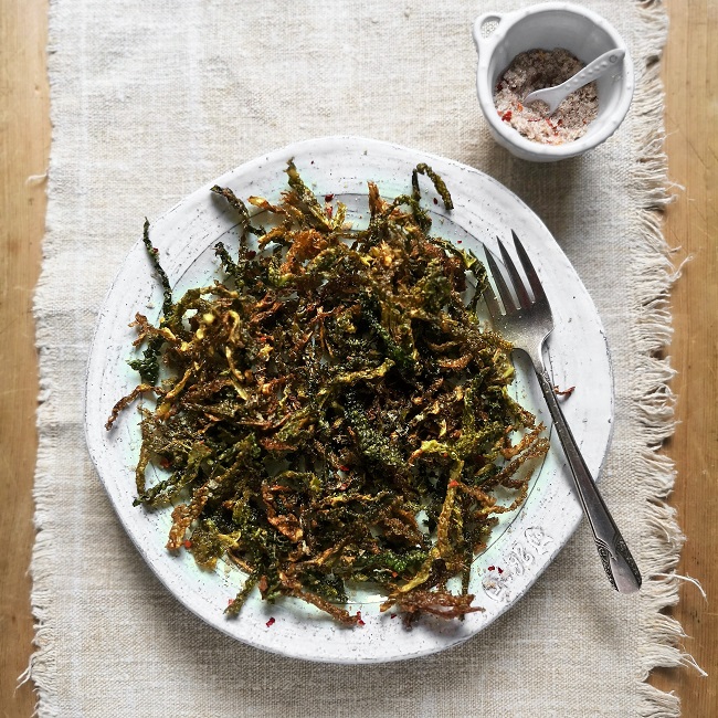 Serving_of_crispy_deep_fried_Savoy_cabbage_with_five_spice_seasoning