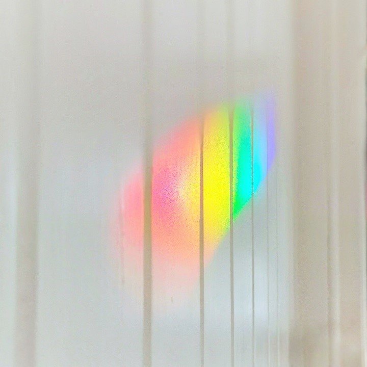 Rainbow_cast_on_indoor_wall
