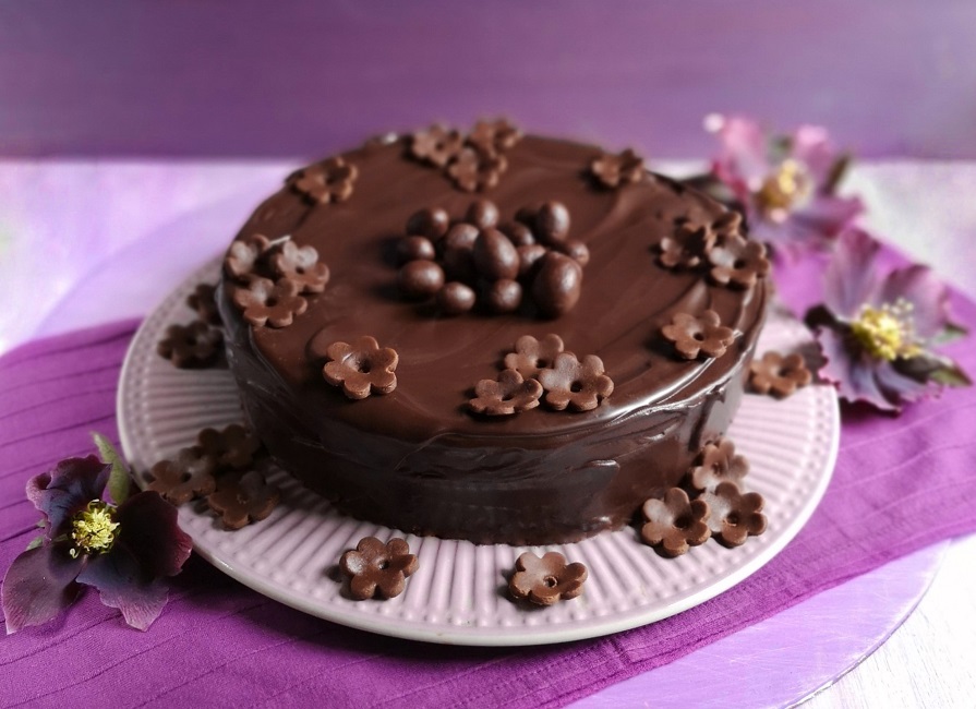 Chocolate_Easter_cake_with_unusual_ingredient