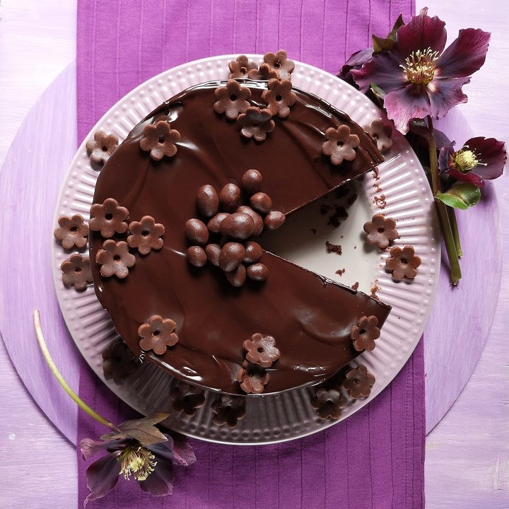 Overhead_image_of_chocolate_Easter_cake