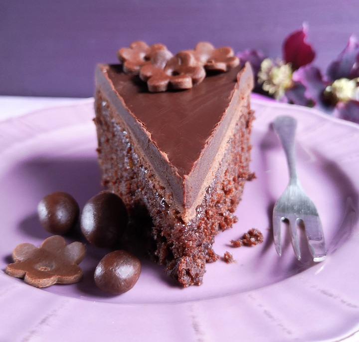 Slice_of_Easter_chocolate_cake_2021