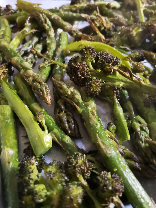 Close-up_on_roasted_British_asparagus_and_purple_sprouting_broccoli