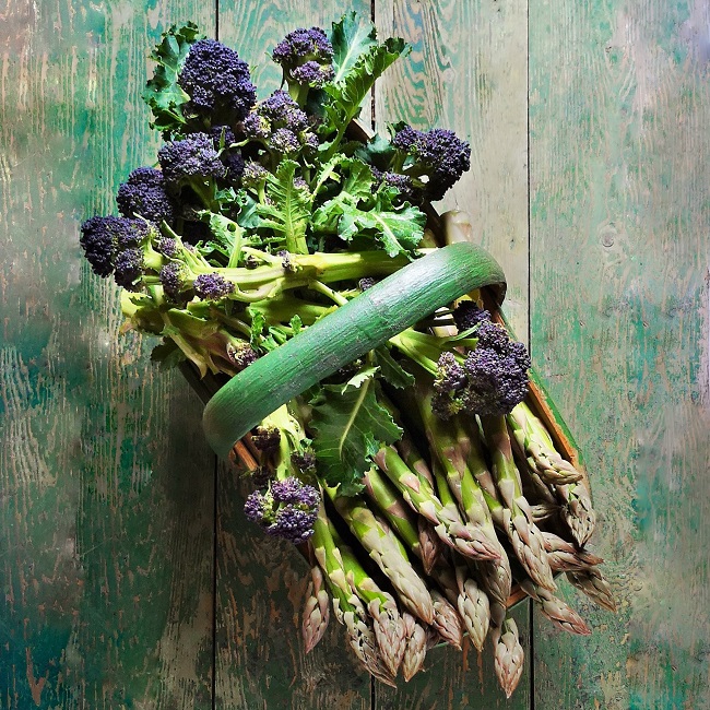 Green_trug_filled_with_British_asparagus_and_purple_sprouting_broccoli