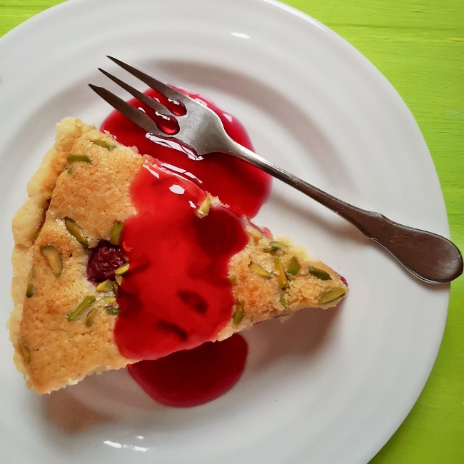 Slice_of_cherry_Bakewell_tart_with_cherry_sauce