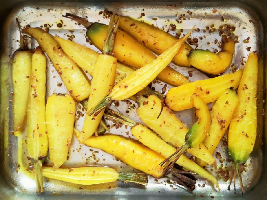 Roasting_tray_of_freshly_baked_golden_carrots