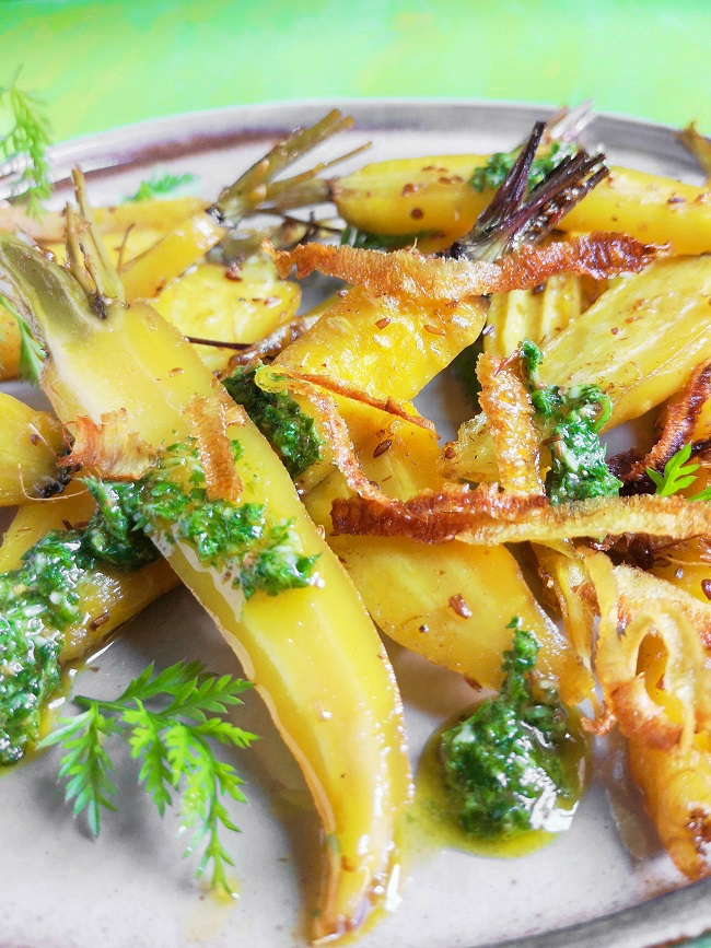 Baked_golden_carrots_with_herby_green_dressing_and_crispy_carrot_skin_sprinkles