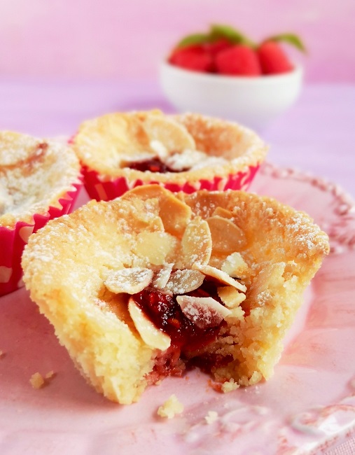 Raspberry_and_almond_shortie_broken_open