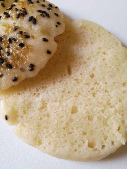Fluffy_texture_of_homemade_gluten_free_steamed_sesame_buns