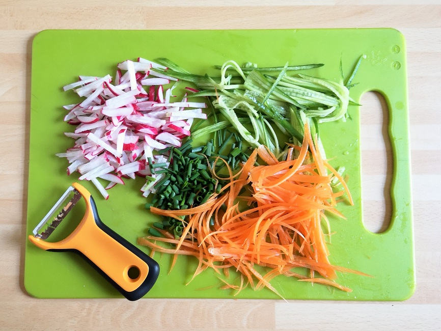 Preparation_of_rainbow_salad