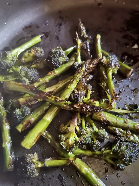Stir-fried_asparagus_and_sprouting_broccoli_stems