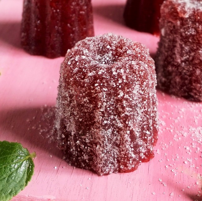 Close-up_on_an_individual_plum_sloe_and_apple_cheese_coated_in_sugar
