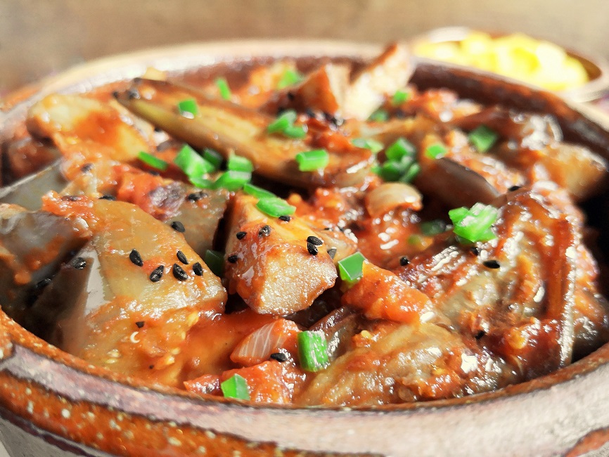 Close-up_on_aubergines_in_spiced_tomato_sauce