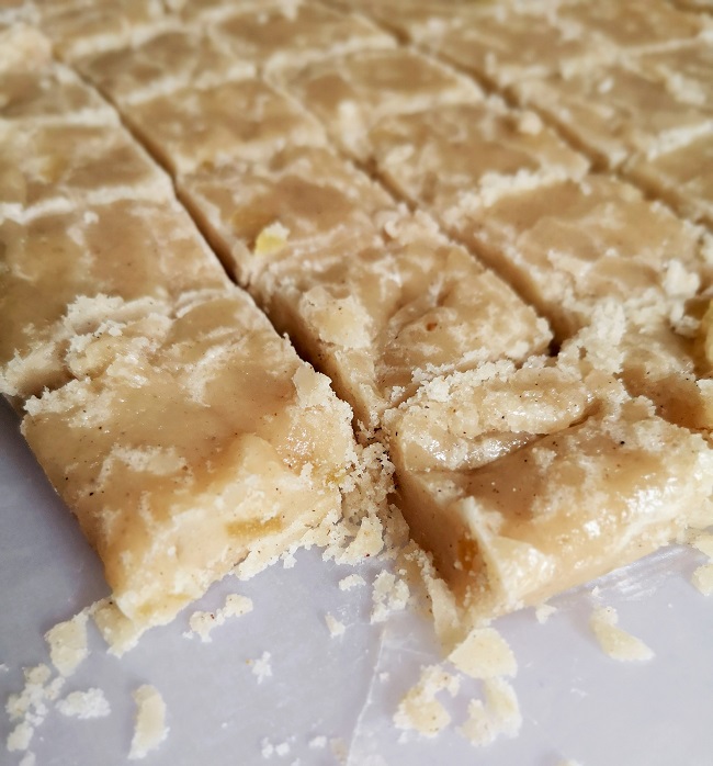 Small_cut_squares_of_homemade_Scottish_tablet