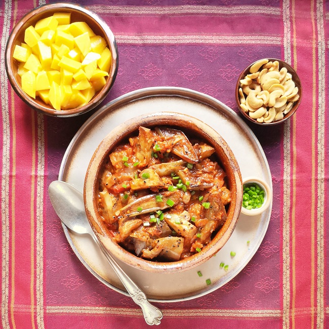 Overhead_image_of_aubergine_and_mushrooms_in_spiced_tomato_sauce