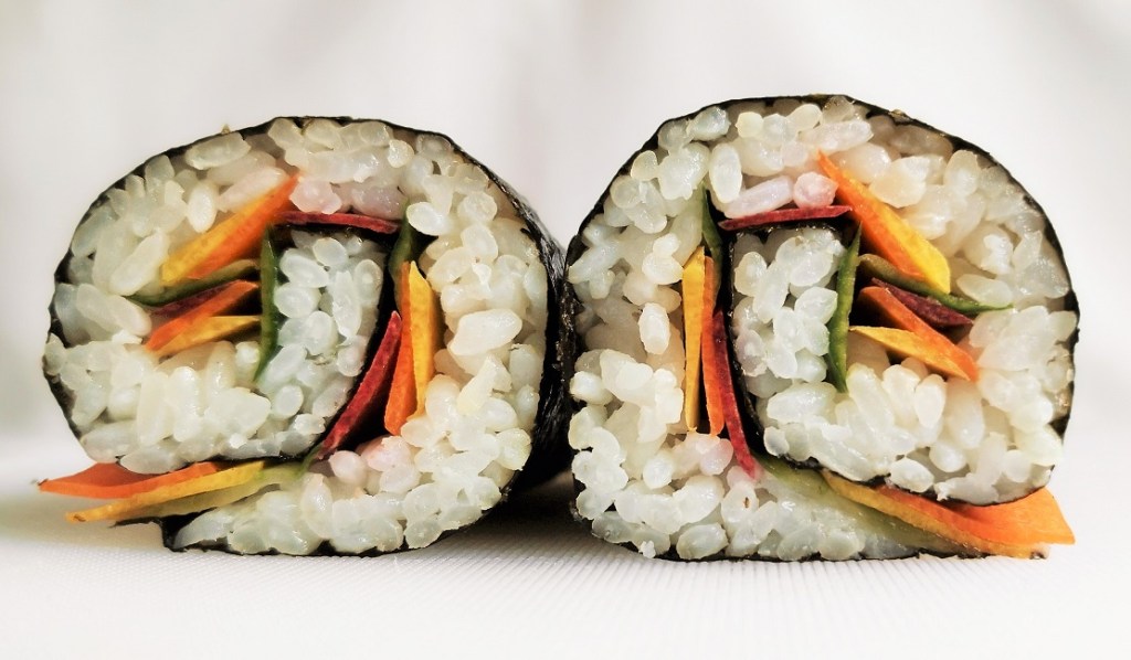 Homemade_sticky_rice_roll_sliced_in_half