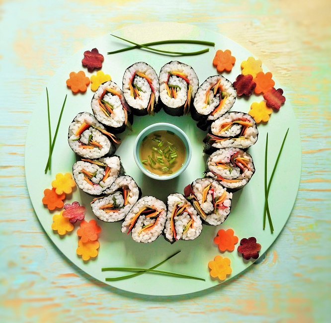 12_homemade_vegan_sticky_rice_rolls_arranged_on_a_serving_platter