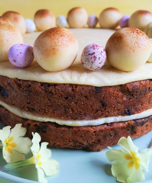 Close-up_of_homemade_Simnel_Cake