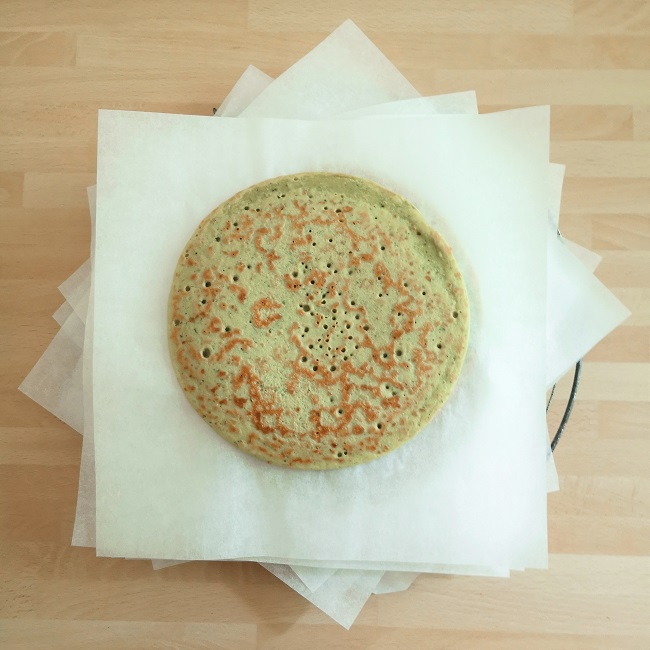 Stack_of_homemade_savoury_pancakes_stacked_on_a_wire_rack
