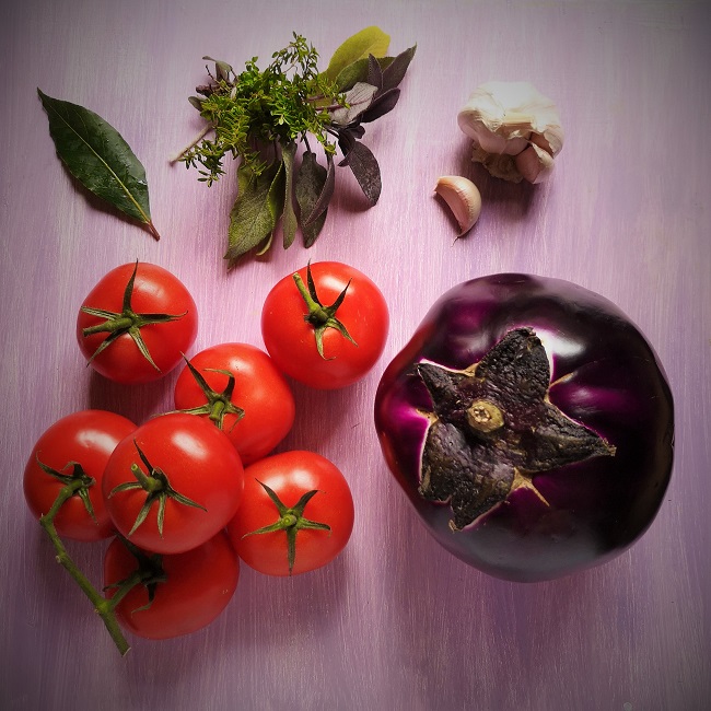 Ingredients_for_aubergine_(eggplant)_and_tomato_bake
