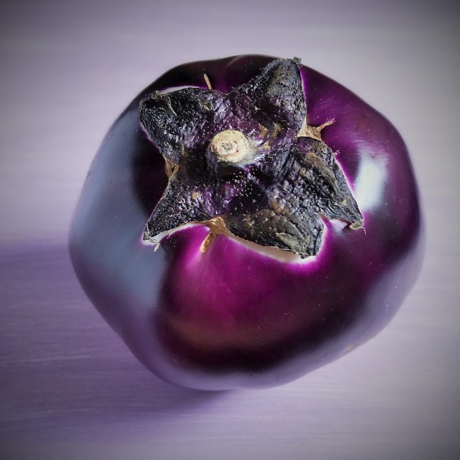 Whole_Italian_round_Viola_Aubergine_(eggplant)