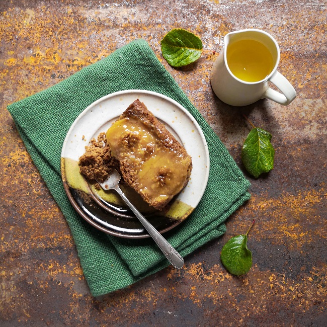 Serving_of_ginger_apple_cake_with_ginger_syrup