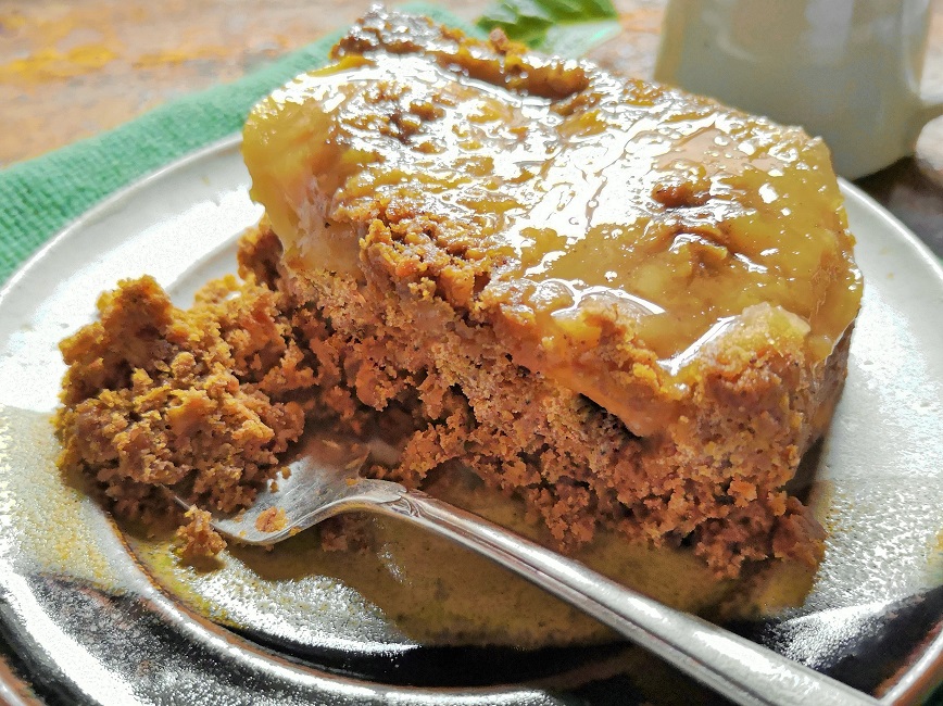 Close-up_of_homemade_ginger_apple_cake