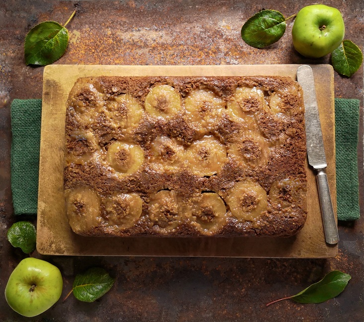 Ready_to_slice_upside-down_ginger_apple_cake