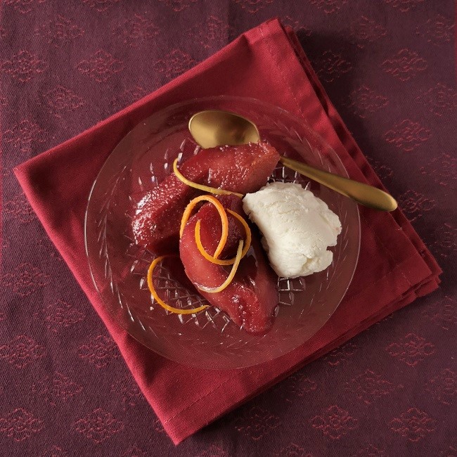 Serving_of_mulled_wine_poached_quince_with_vegan_vanilla_ice_cream