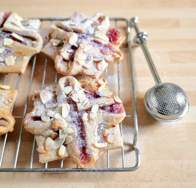 Gluten-free_dairy_free_vegan_raspberry_and_almond_pastries_dusted_with_icing_sugar