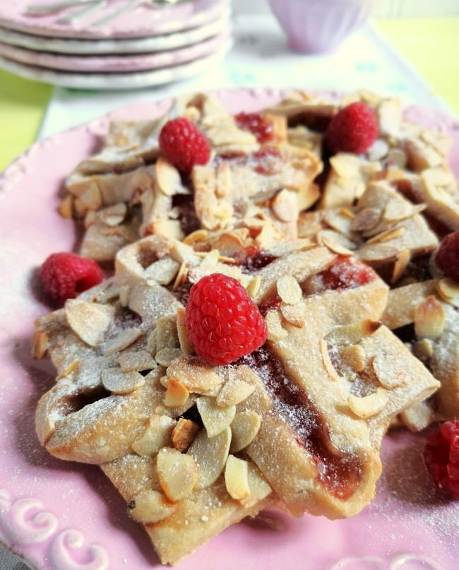 Close-up_of_gluten-free_dairy-free_vegan_raspberry_and_almond_pastries