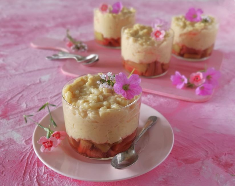 4_serving_glasses_of_gluten-free_dairy_free_vegan_chilled_rhubarb_and_custard_risotto