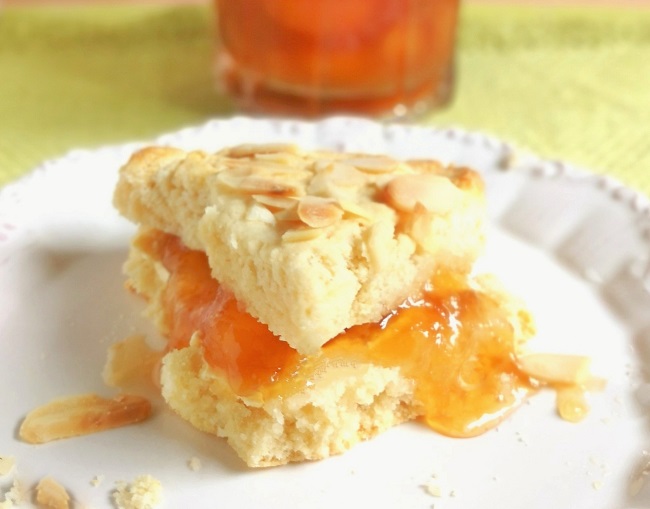 Close-up_on_peach_jam-filled_gluten-free_vegan_almond_scone