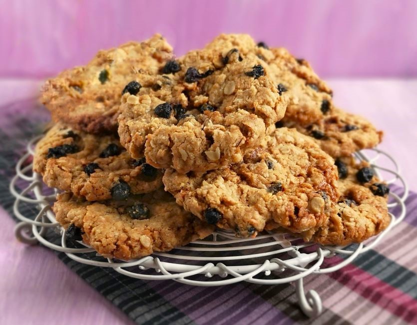 Homemade_fruit_and_oat_cookies_on_a_wire_rack