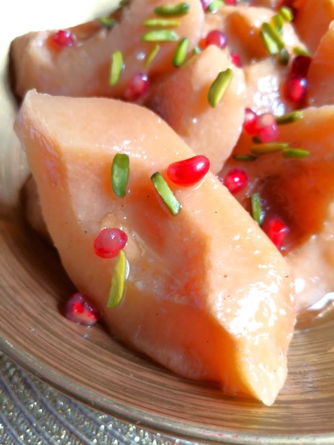 Slow-cooker_spiced_quince_close-up