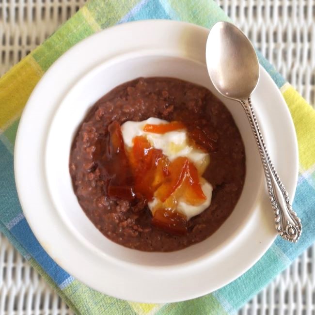 Single_serving_of_homemade_chocolate_porridge_toppped_with_yogurt_and_marmalade