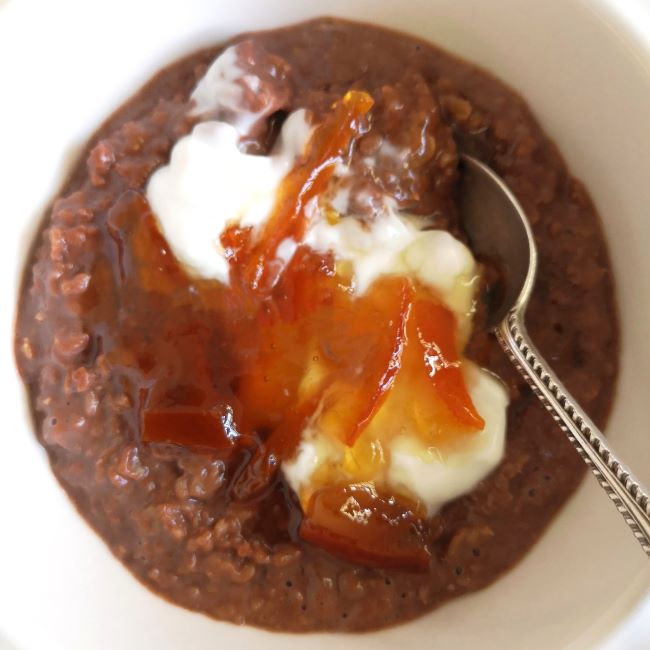 Chocolate_porridge_with_yogurt_and_marmalade