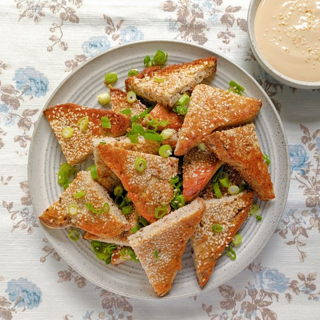 Pile_of_gluten-free_vegan_sesame_toasts_and_dip