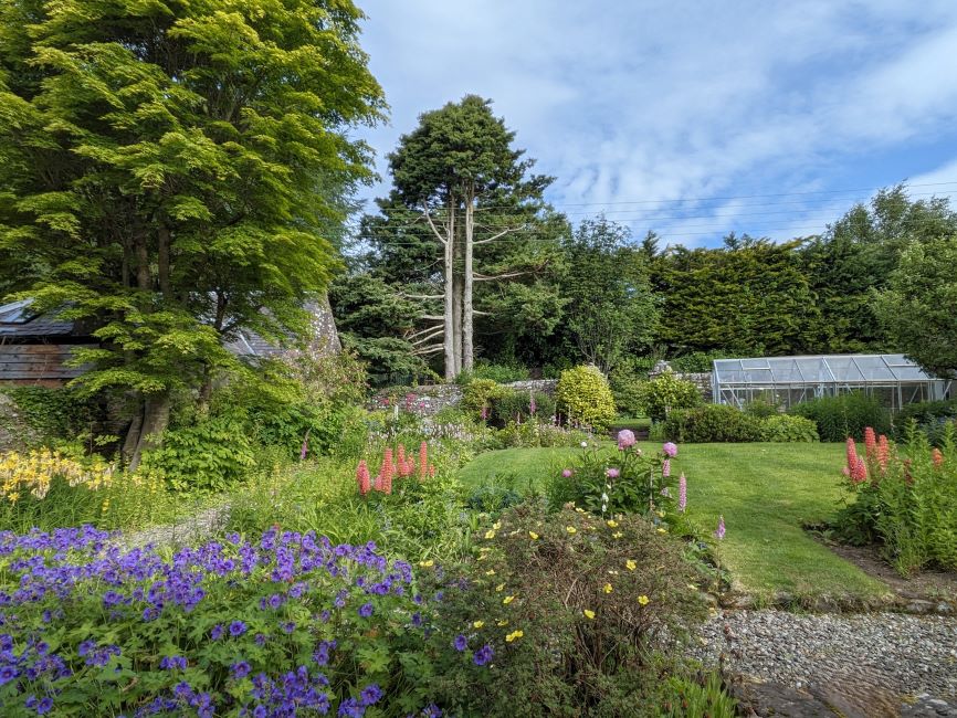 Scottish_garden_in_June